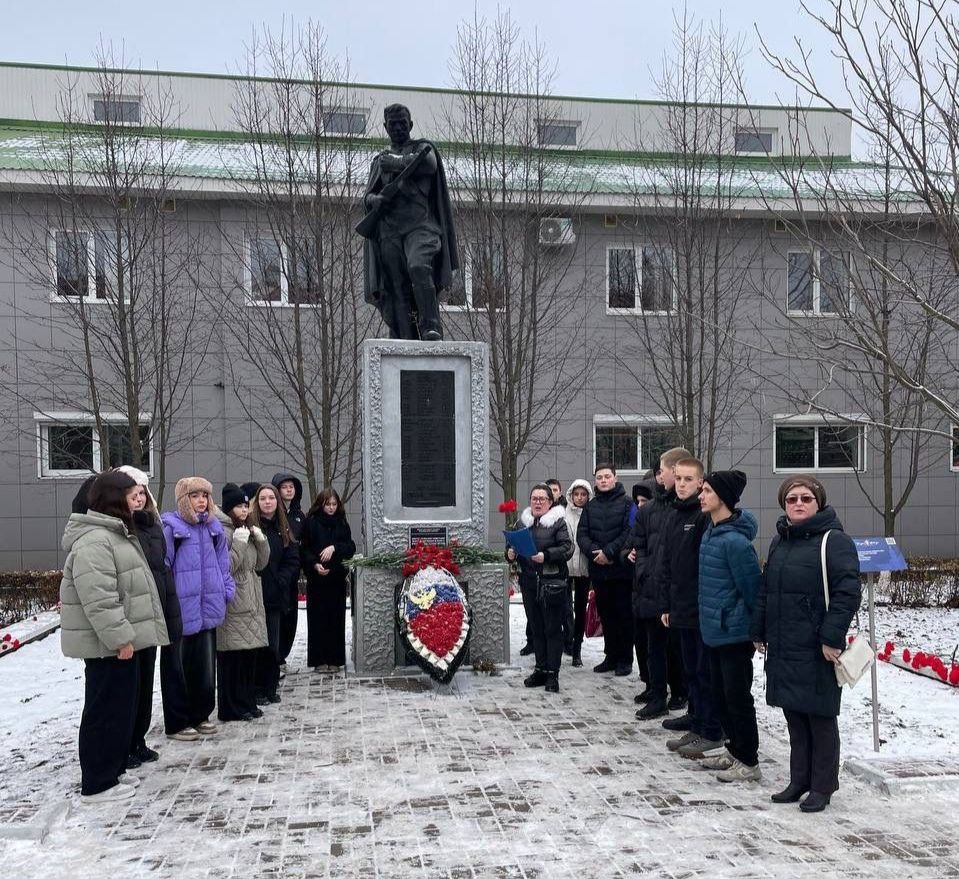 Церемония возложения цветов.